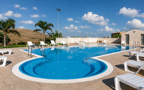 Antica Cascina 191: Schwimmbad, Resort, Verbundwerkstoff, Gartenmöbel, Hotel, Freizeitzentrum, Sonnenliege, Stuhl, Eco Hotel, Regenschirm