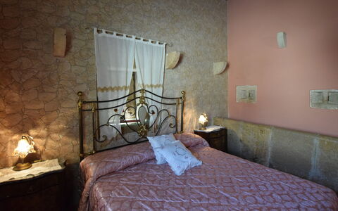 Antica Cascina 191: Wand, Schlafzimmer, Möbel, Linens, Bett, Beleuchtung, Interior Design, Bettdecke, Fussboden, Bedding