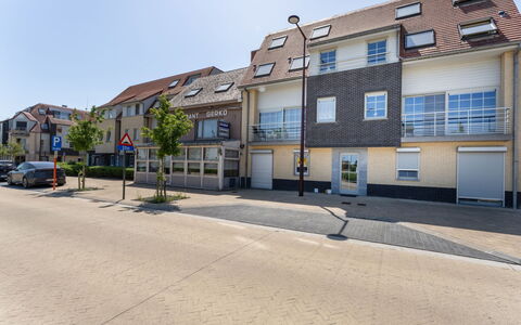 Duinenzicht with Balcony: Gebäude, Fenster, Wohngebiet, Strassenbelag, \Stadt, Nachbarschaft, Stadtgebiet, Haus, Zuhause, Asphalt
