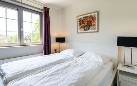 Duinenzicht with Balcony: Bett, Schlafzimmer, Interior Design, Möbel, Bettdecke, Bedding, Fussboden, Flooring, Decke, Zimmer