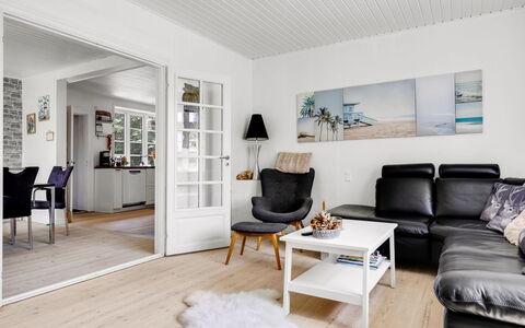 Melba - 13Km from the Sea: Flooring, Interior Design, Möbel, Fussboden, Couch, Holzboden, Holz, Wohnzimmer, Decke, Zuhause
