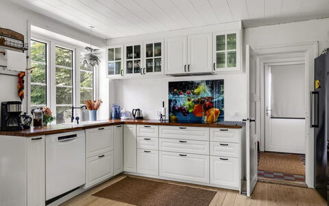 Melba - 13Km from the Sea: Küche, Cabinetry, Küchengerät, Countertop, Interior Design, Flooring, Major Appliance, Schublade, Zuhause, Schrank