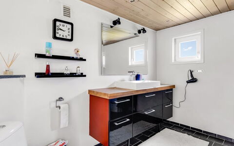Melba - 13Km from the Sea: Armatur, Interior Design, Flooring, Sinken, Badezimmerschrank, Fussboden, Badezimmer, Decke, Zapfhahn, Bad Sink