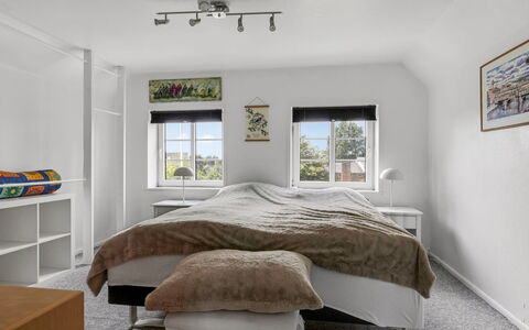 Melba - 13Km from the Sea: Bett, Möbel, Schlafzimmer, Interior Design, Bedding, Bettdecke, Wand, Fussboden, Flooring, Decke