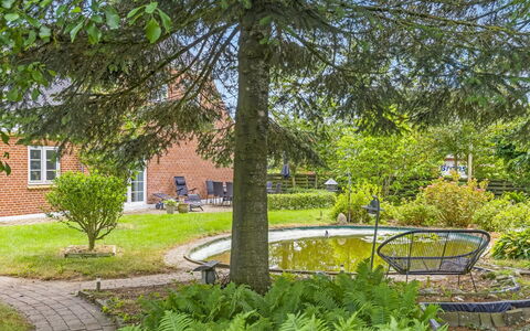 Melba - 13Km from the Sea: Strauch, Garten, Ground, Rasen, Landscaping, Garten, Hinterhof, Hütte, Schatten