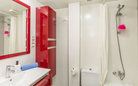 Maritim: Badezimmer, Armatur, Flooring, Interior Design, Bad Sink, Fussboden, Sinken, Zapfhahn, Installation, Decke