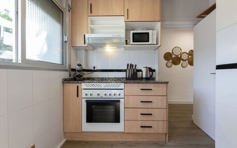 Rosa Dels Vents: Küche, Küchengerät, Countertop, Möbel, Cabinetry, Major Appliance, Interior Design, Holz, Flooring, Haushaltsgerät