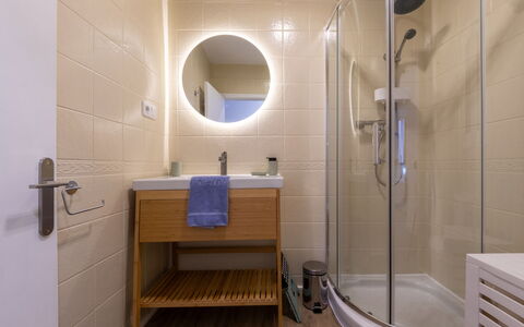 Rosa Dels Vents: Flooring, Badezimmer, Interior Design, Fussboden, Armatur, Wand, Bad Sink, Holz, Sinken, Decke
