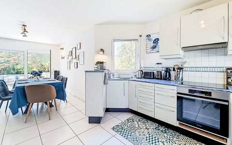 Armorique: Möbel, Flooring, Interior Design, Fussboden, Küche, Decke, Countertop, Zimmer, Major Appliance, Küchengerät