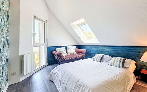 Armorique: Interior Design, Bett, Schlafzimmer, Flooring, Fussboden, Möbel, Bettdecke, Bedding, Holz, Holzboden