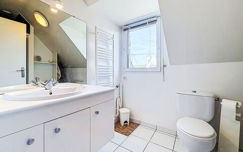 Armorique: Armatur, Badezimmer, Flooring, Fussboden, Installation, Zapfhahn, Interior Design, Sinken, Decke, Toilette