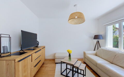 Fourchaud: Möbel, Interior Design, Flooring, Couch, Fussboden, Wand, Holz, Zimmer, Wohnzimmer, Tabelle