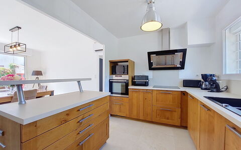 Fourchaud: Countertop, Cabinetry, Möbel, Küche, Flooring, Interior Design, Holz, Küchengerät, Decke, Fussboden