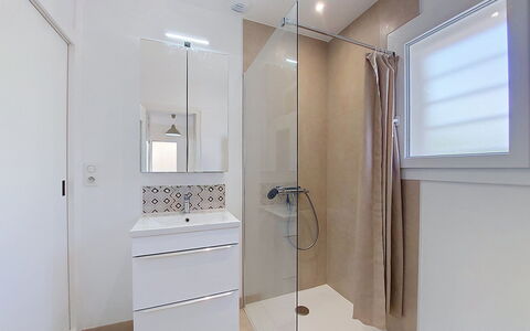 Fourchaud: Flooring, Fussboden, Badezimmer, Interior Design, Armatur, Wand, Badezimmerschrank, Installation, Zuhause, Fliese