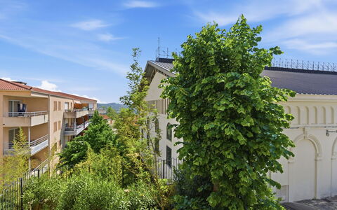 Grasse 615: Gebäude, Wand, Fenster, Wohngebiet, Nachbarschaft, Fassade, Haus, \Stadt, Zuhause, Balkon