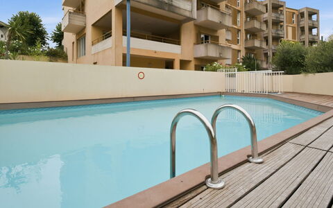 Grasse 617: Wohnung, Wohngebiet, Die Architektur, Eigentumswohnung, Balkon, Zuhause, Menschliche Siedlung, Verbundwerkstoff, Schatten, Resort