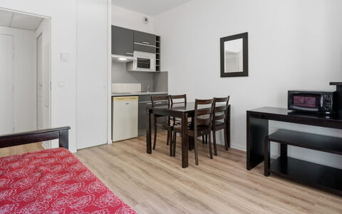 Grasse 617: Flooring, Möbel, Fussboden, Interior Design, Zimmer, Wohnung, Decke, Bett, Holzboden, Schlafzimmer