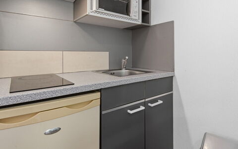 Grasse 617: Flooring, Interior Design, Fussboden, Countertop, Cabinetry, Küche, Zimmer, Armatur, Major Appliance
