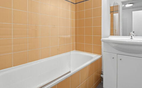 Grasse 617: Armatur, Flooring, Badezimmer, Fussboden, Interior Design, Badewanne, Installation, Fliese, Verbundwerkstoff, Zapfhahn