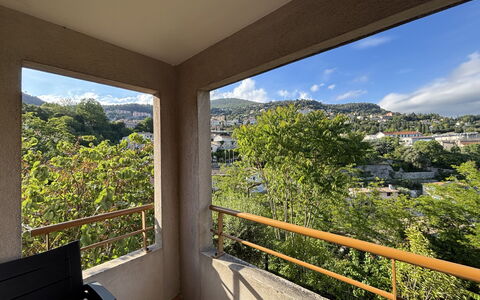 Grasse 619: Gebäude, Wand, Fenster, Wohngebiet, Nachbarschaft, Fassade, Haus, \Stadt, Zuhause, Balkon
