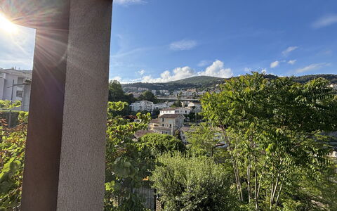Grasse 619: Gebäude, Wand, Fenster, Wohngebiet, Nachbarschaft, Fassade, Haus, \Stadt, Zuhause, Balkon