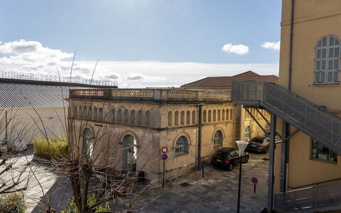 Grasse 622: Gebäude, Wand, Fenster, Wohngebiet, Nachbarschaft, Fassade, Haus, \Stadt, Zuhause, Balkon