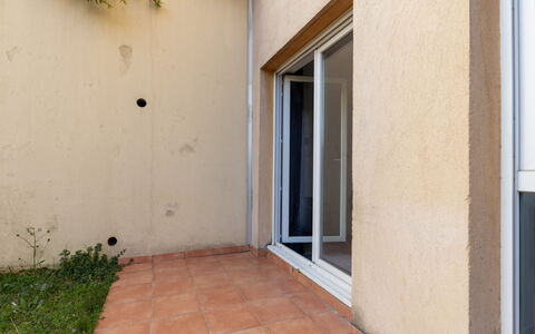Grasse 633: Gebäude, Wand, Fenster, Wohngebiet, Nachbarschaft, Fassade, Haus, \Stadt, Zuhause, Balkon