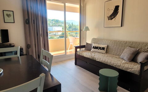 Grasse 637: Möbel, Interior Design, Wohnung, Zimmer, Fussboden, Flooring, Zuhause, Couch, Wohnzimmer, Decke