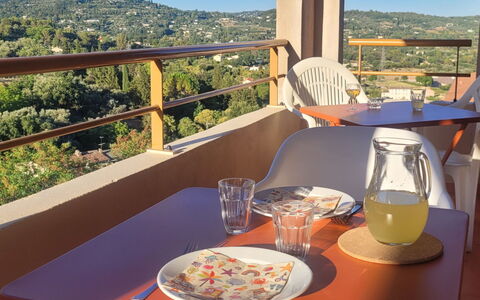 Grasse 637: Möbel, Tabelle, Interior Design, Stuhl, Holzbeize, Küche & Esszimmer Tisch, Decke, Schatten, Restaurant, Balkon