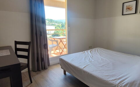 Grasse 637: Holz, Möbel, Fussboden, Schlafzimmer, Flooring, Bettdecke, Bett, Bedding, Bettrahmen, Zimmer