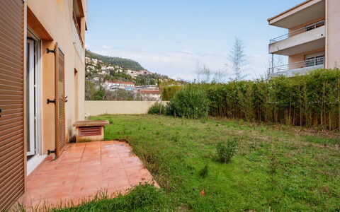Grasse 641: Gebäude, Wand, Fenster, Wohngebiet, Nachbarschaft, Fassade, Haus, \Stadt, Zuhause, Balkon