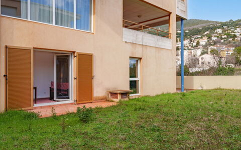 Grasse 641: Gebäude, Wand, Fenster, Wohngebiet, Nachbarschaft, Fassade, Haus, \Stadt, Zuhause, Balkon
