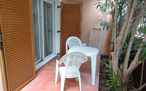 Grasse 643: Gebäude, Wand, Fenster, Wohngebiet, Nachbarschaft, Fassade, Haus, \Stadt, Zuhause, Balkon