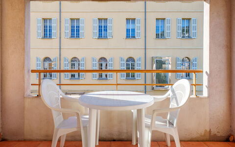Grasse 653: Gebäude, Wand, Fenster, Wohngebiet, Nachbarschaft, Fassade, Haus, \Stadt, Zuhause, Balkon