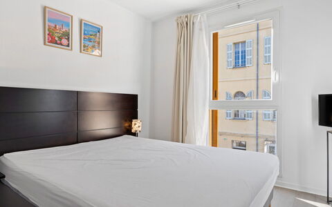Grasse 653: Gebäude, Wand, Fenster, Wohngebiet, Nachbarschaft, Fassade, Haus, \Stadt, Zuhause, Balkon