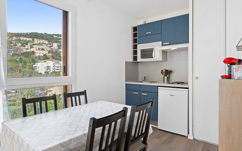 Grasse 653: Gebäude, Wand, Fenster, Wohngebiet, Nachbarschaft, Fassade, Haus, \Stadt, Zuhause, Balkon