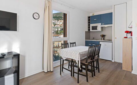 Grasse 653: Gebäude, Wand, Fenster, Wohngebiet, Nachbarschaft, Fassade, Haus, \Stadt, Zuhause, Balkon