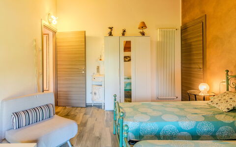 Melissa: Möbel, Interior Design, Flooring, Fussboden, Wand, Holz, Schlafzimmer, Bett, Decke, Zimmer