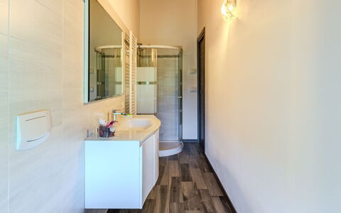 Melissa: Flooring, Fussboden, Interior Design, Decke, Beleuchtung, Zimmer, Armatur, Installation, Badezimmer, Zapfhahn