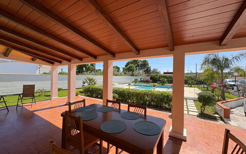Villa Gloria: Flooring, Holz, Fussboden, Möbel, Holzbeize, Schatten, Resort, Decke, Outdoor Struktur, Veranda