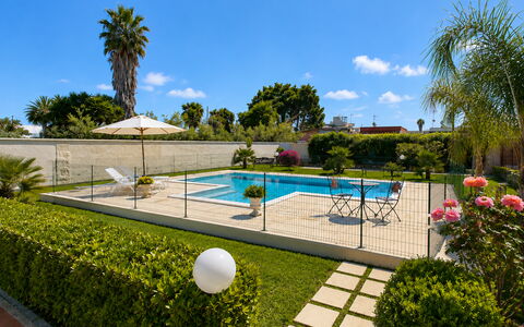 Villa Gloria: Schwimmbad, Resort, Garten, Gartenmöbel, Verbundwerkstoff, Water Feature, Eco Hotel, Landscaping, Schatten