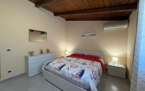 Villa Gloria: Bett, Schlafzimmer, Interior Design, Bettdecke, Möbel, Bedding, Fussboden, Flooring, Holz, Decke