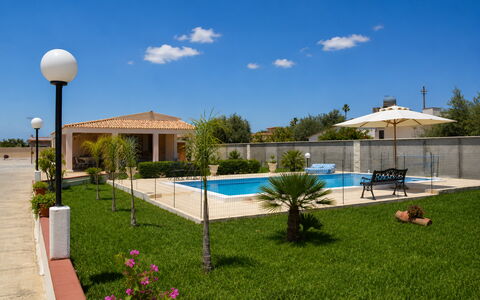 Villa Gloria: Schwimmbad, Resort, Gartenmöbel, Wohngebiet, Möbel, Verbundwerkstoff, Schatten, Estate, Stuhl, Eco Hotel
