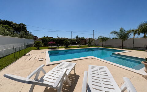 Villa Gloria: Schwimmbad, Fussboden, Verbundwerkstoff, Resort, Schatten, Landscaping, Design, Hotel, Fliese, Thermae