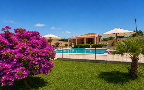 Villa Gloria: Schwimmbad, Resort, Gartenmöbel, Regenschirm, Estate, Freizeit, Eco Hotel, Hazienda, Landscaping, Garten