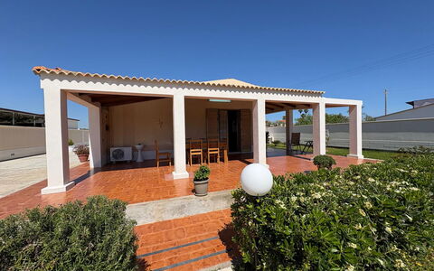 Villa Gloria: Dach, Zuhause, Tür, Schatten, Säule, Outdoor Struktur, Estate, Terrasse, Beton, Veranda