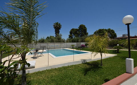 Villa Gloria: Schwimmbad, Wohngebiet, Resort, Schatten, Verbundwerkstoff, Gartenmöbel, Landscaping, Garten, Eco Hotel