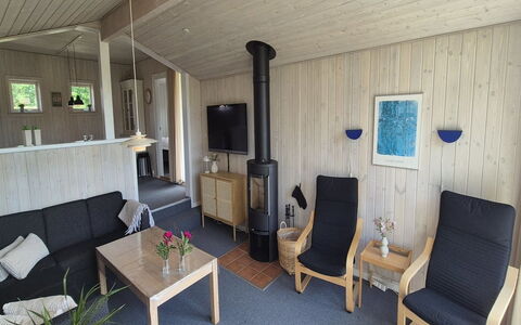 Vinny - 1Km from the Sea: Holz, Möbel, Flooring, Interior Design, Fussboden, Decke, Zimmer, Stuhl, Zuhause, Wohnzimmer