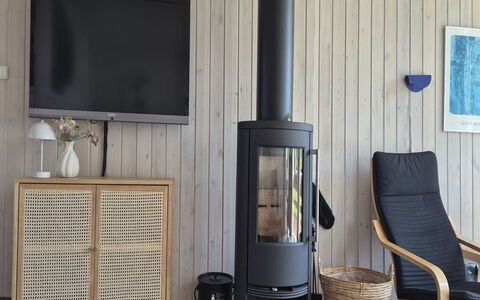 Vinny - 1Km from the Sea: Holz, Möbel, Flooring, Fussboden, Interior Design, Holzboden, Wohnzimmer, Hartholz, Holzbeize, Laminatboden