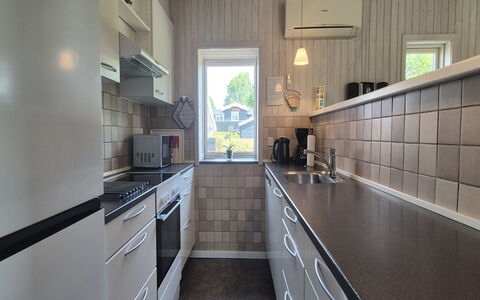 Vinny - 1Km from the Sea: Küche, Küchengerät, Countertop, Major Appliance, Cabinetry, Flooring, Interior Design, Haushaltsgerät, Fussboden, Spüle